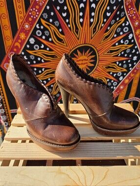 UGG Women’s Size 8 Brown Leather Sheepskin Lined High Heel Ankle Booties 1001318